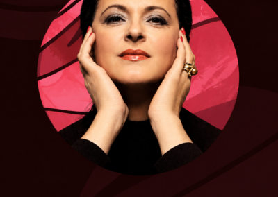 Retrato de Olga Cerpa con guantes rojos y un círculo magenta al fondo.